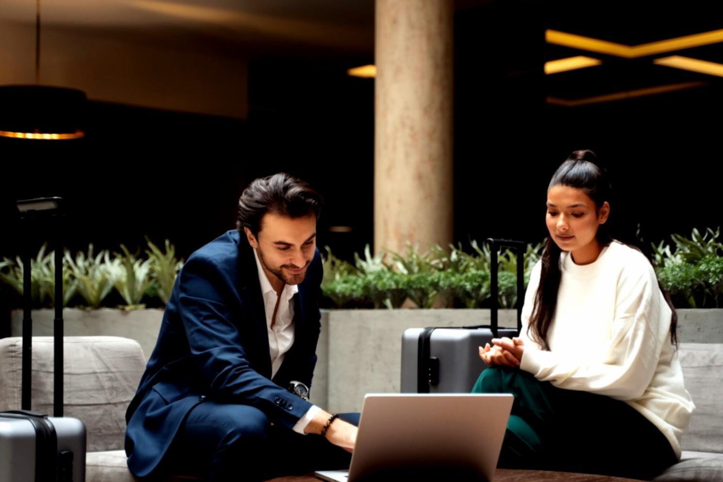 Ambiente di coaching con materiali di lavoro e sessione in corso